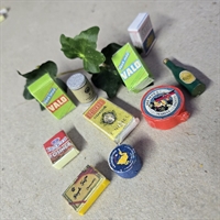 pap-koebmandsvarer-flaske-groensagsdaase-miniature-dukkehusting-vintage-legetoej